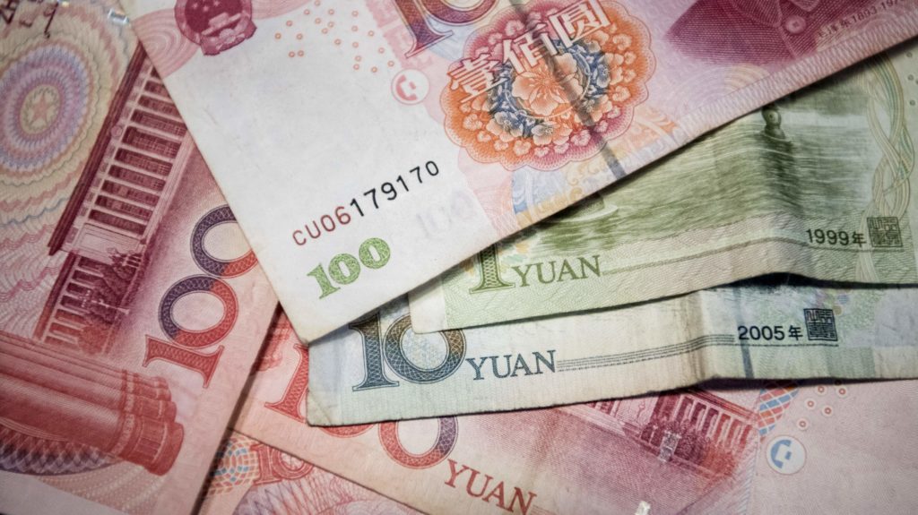 This photo illustration taken on September 29, 2016 shows Chinese 100 yuan, 10 yuan and one yuan notes in Beijing. / AFP PHOTO / FRED DUFOUR