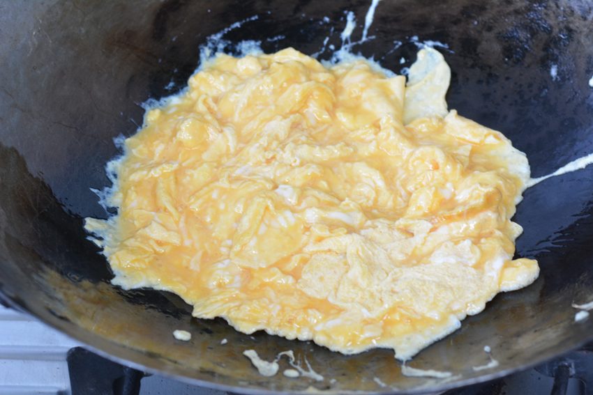 ใส่ไข่ลงไปเอาตะหลิวกวน ๆ ยี ๆ แบบทำไข่คน ให้สุกพอประมาณก็ตักขึ้น