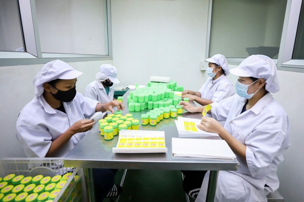 เปิดตำนานยาสมุนไพร โบว์แดง ภูมิปัญญาไทย ที่ได้ขายในเซเว่นฯ