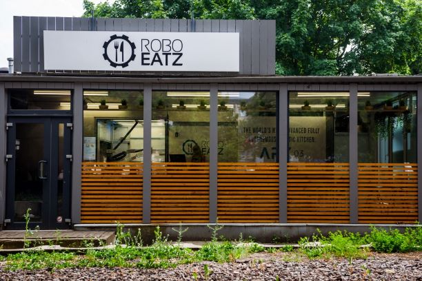 โรโบอีทซ์ (Roboeatz) เป็นร้านอาหารเล็กๆ ใต้สะพานคอนกรีต (ภาพจากเอเอฟพี)