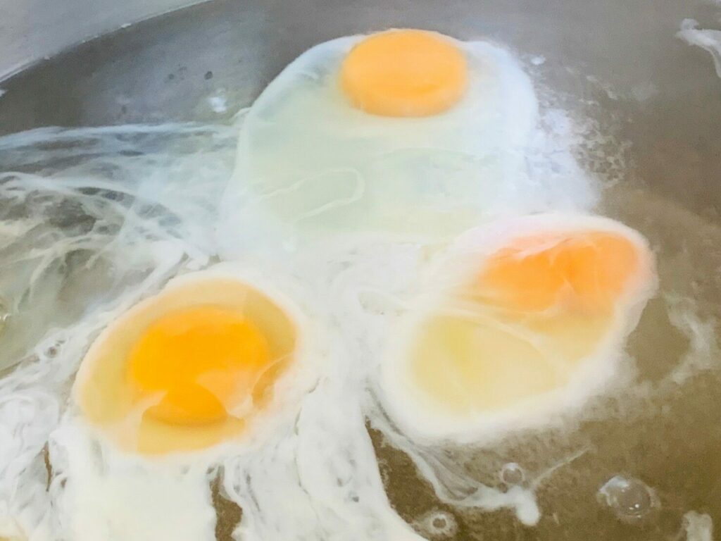 ตอกไข่ไก่อารมณ์ดีในน้ำเชื่อม