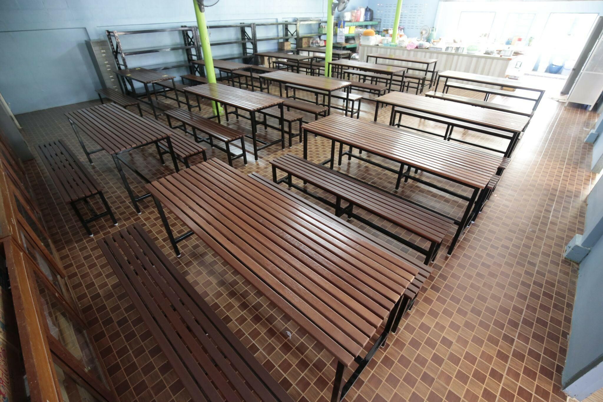โต๊ะเก้าอี้ชุดใหม่สำหรับให้นักเรียนรับประทานอาหาร