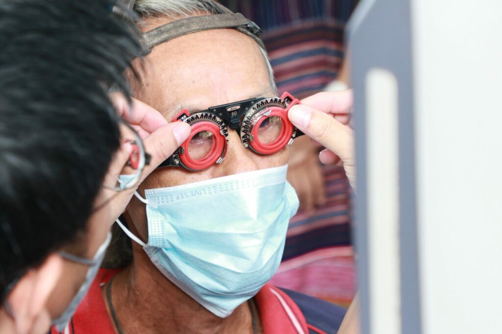 มูลนิธิเมืองไทยยิ้ม จับมือเครือข่ายออกหน่วยตรวจวัดสายตาประกอบแว่น เพื่อผู้สูงอายุที่ยากไร้
