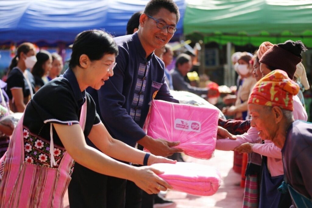เมืองไทยประกันชีวิต ขานรับการลดขยะขวดพลาสติก ผลิตผ้าห่มอัพไซคลิงเพื่อคนไทย