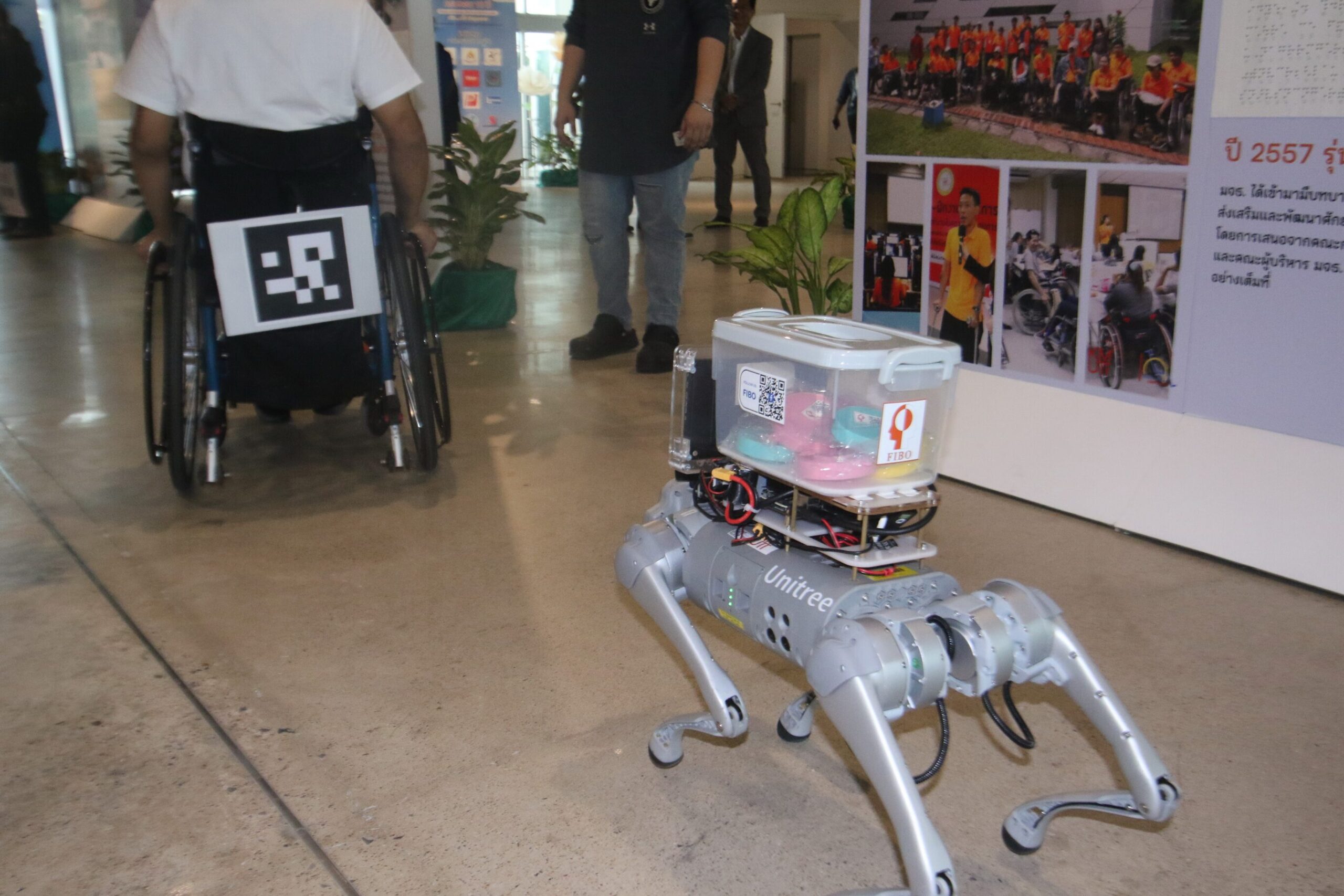 หุ่นยนต์สุนัขติดตามคนพิการ
