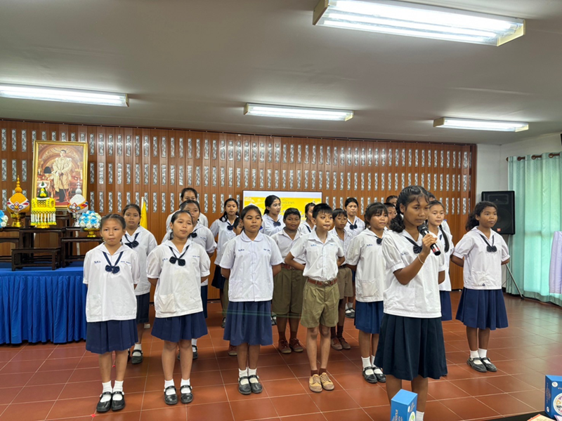 นักเรียนโรงเรียนนิคมสร้างตนเองจังหวัดระยอง 6 ขับร้องเพลงพระราชาในนิทาน